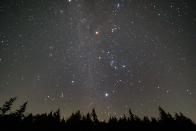 オリオン座流星群2022方角や見頃はいつ？関西の穴場観測スポットはどこ？